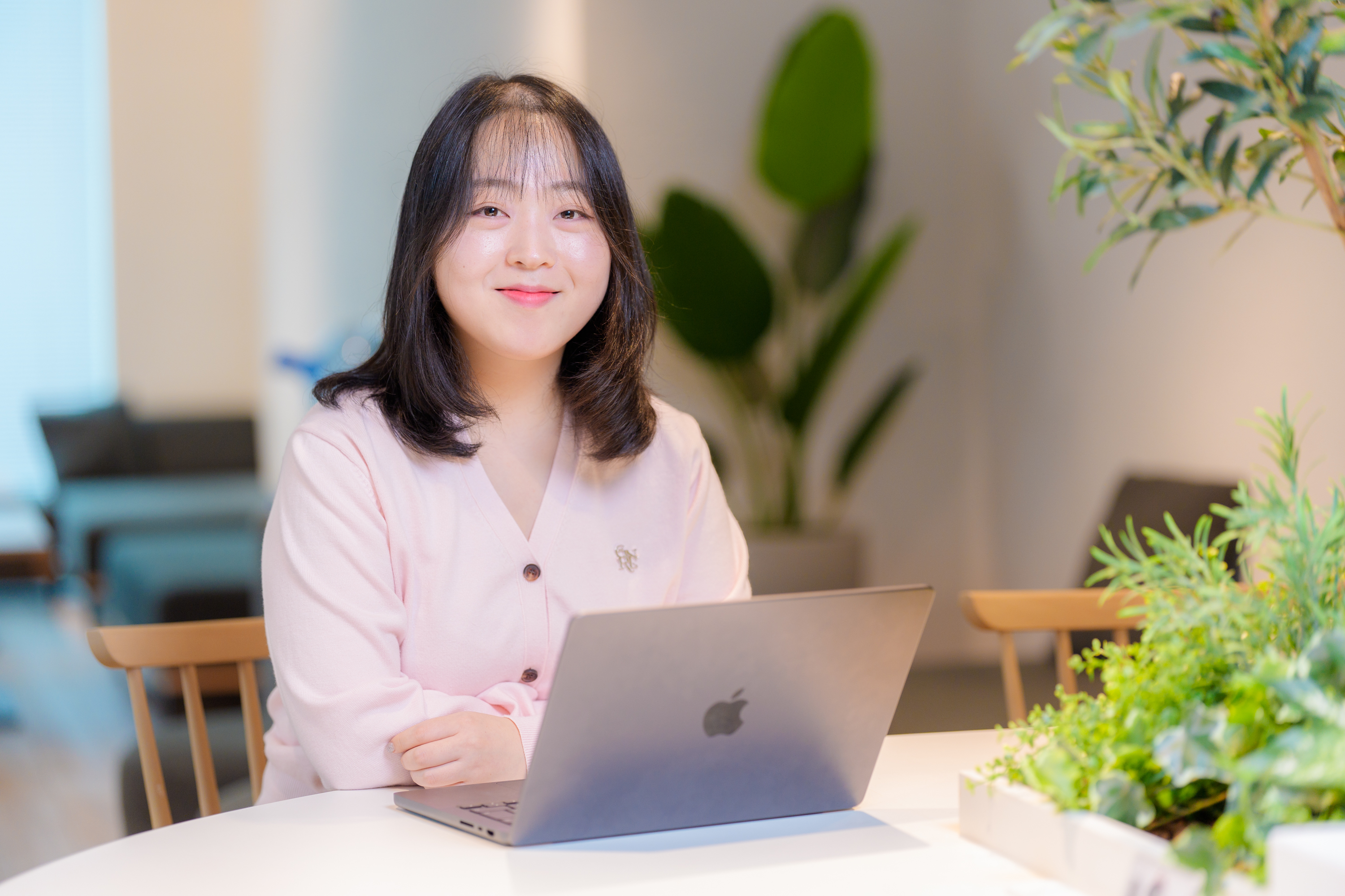 【クリエイティブ事業部】グラフィックデザイナー（社内制作／DTP・バナー・資料）